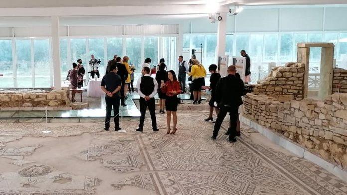 Сватба върху мозайка