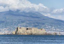 Неапол под Везувий.