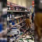 Жена чупи бутилки в супермаркет във Великобритания