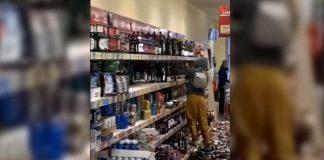 Жена чупи бутилки в супермаркет във Великобритания