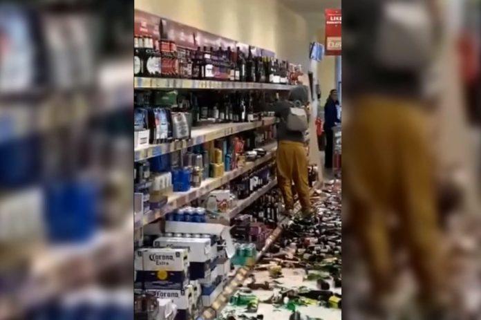 Жена чупи бутилки в супермаркет във Великобритания