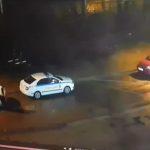 Полицай сваля емблема на автомобил