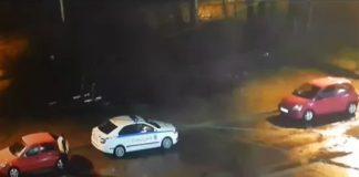 Полицай сваля емблема на автомобил