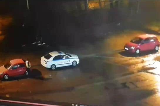 Полицай сваля емблема на автомобил