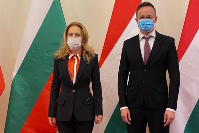 Марияна Николова и Петер Сиярто