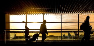 Хора на летище по залез.