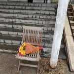 Стол и цветя