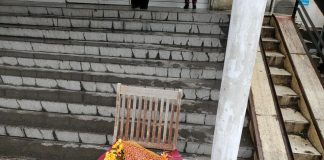 Стол и цветя