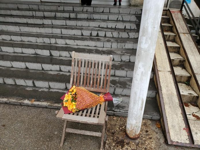 Стол и цветя