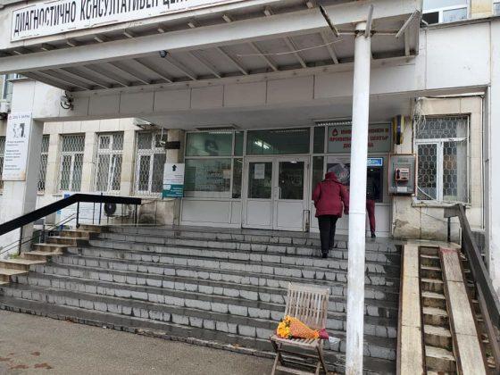 Стол и цветя