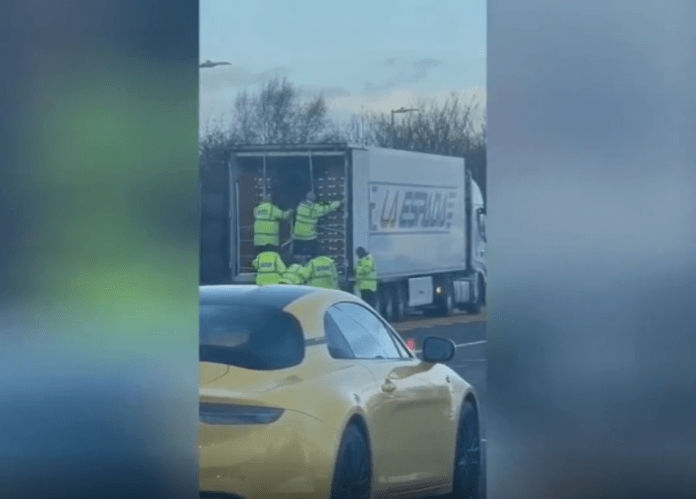 Мигранти. Снимка: Скрийншот от видео в YouTube.