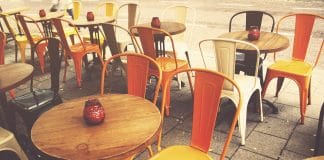 Маси и столове на открито. Снимка: Pixabay.