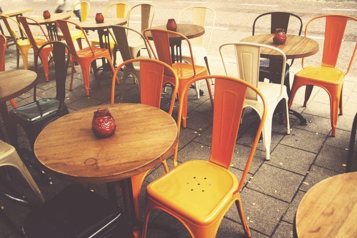 Маси и столове на открито. Снимка: Pixabay.