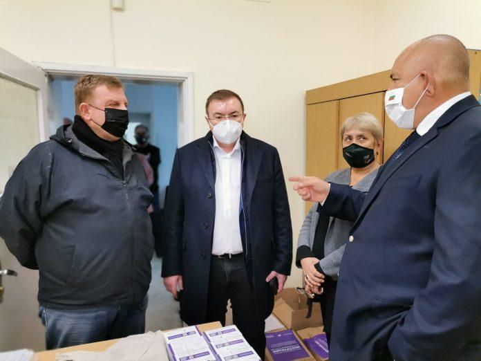 Бойко Борисов, Костадин Ангелов и Красимир Каракачанов инспектираха съхранението на ваксините в Пловдив