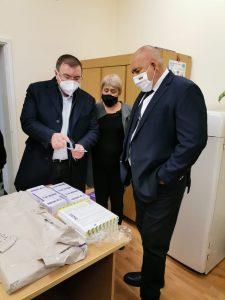 Бойко Борисов, Костадин Ангелов и Красимир Каракачанов инспектираха съхранението на ваксините в Пловдив