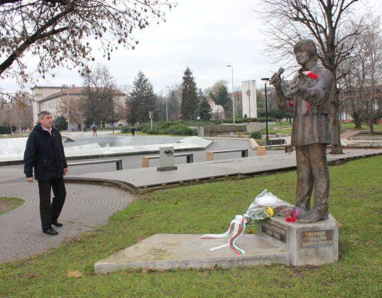 Паметник на Емил Димитров в Плевен