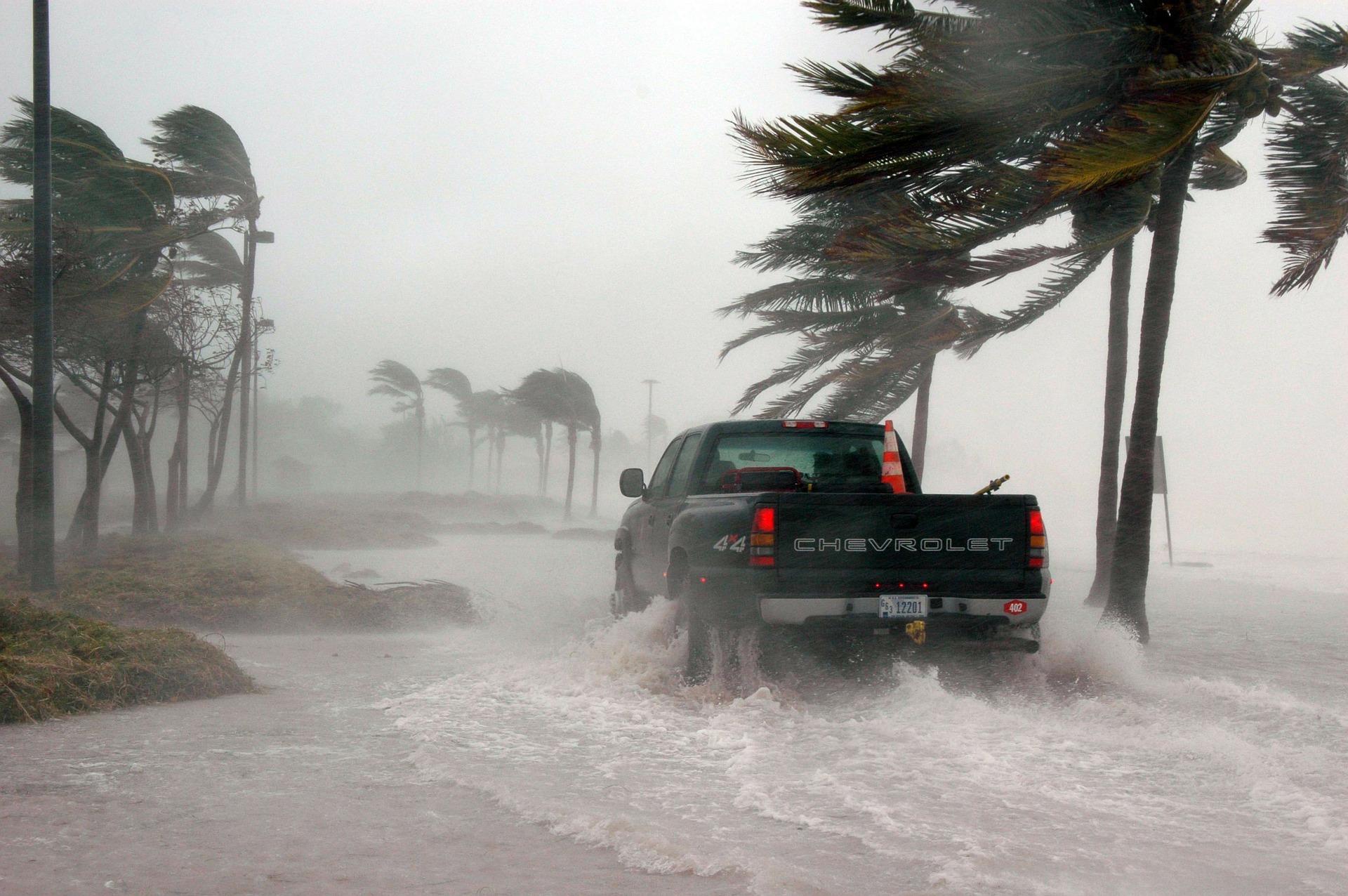 Ураганът Хилари“ бързо нарасна до сила от категория 4 край