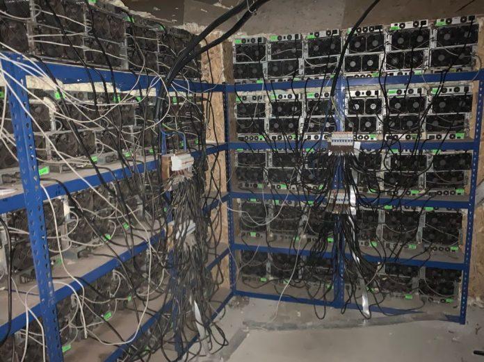 Кражба на криптовалута. Снимката е архивна от разкритата ферма за криптовалута в Хераково от ЧЕЗ