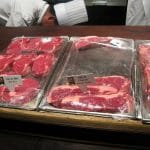 Сурово месо на витрина.