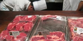 Сурово месо на витрина.