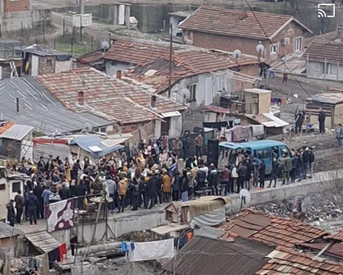 Цигани нарушиха COVID мерките и се събраха на празненство в Хасково