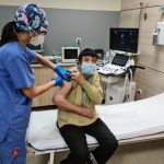 Медицинска сестра се ваксинира