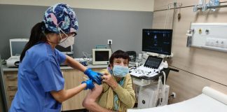 Медицинска сестра се ваксинира