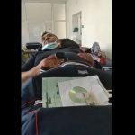 Мъж чака лекарска помощ в коридора