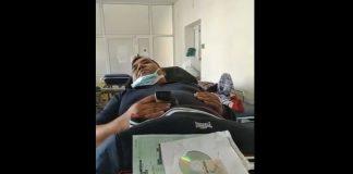 Мъж чака лекарска помощ в коридора