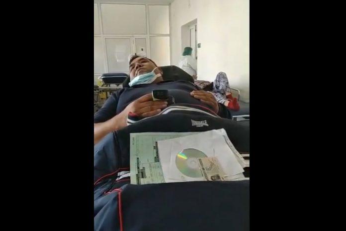 Мъж чака лекарска помощ в коридора