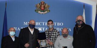 Министър Красен Кралев награждава Ивайло Иванов