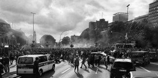 Протест на площад, полиция.