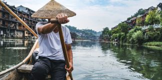 Китаец в лодка.