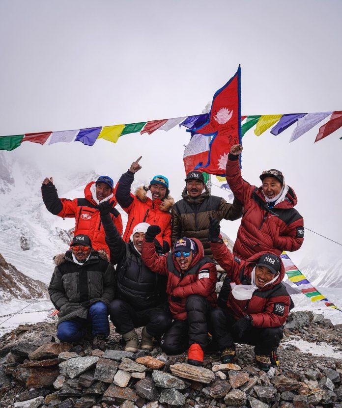 Непалските алпинисти пишат история с покоряването на връх K2