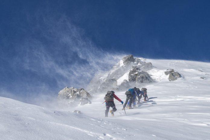 Алпинисти покоряват планина.