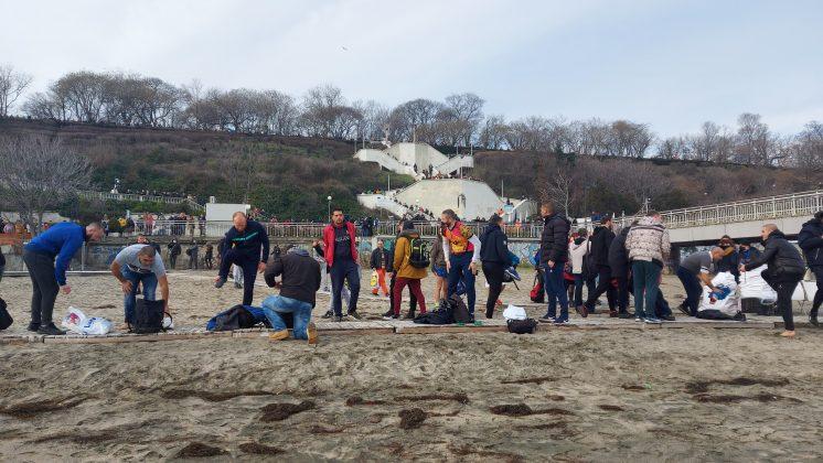 18-годишният ученик Иван Гайтанов спаси Светия кръст в Бургас