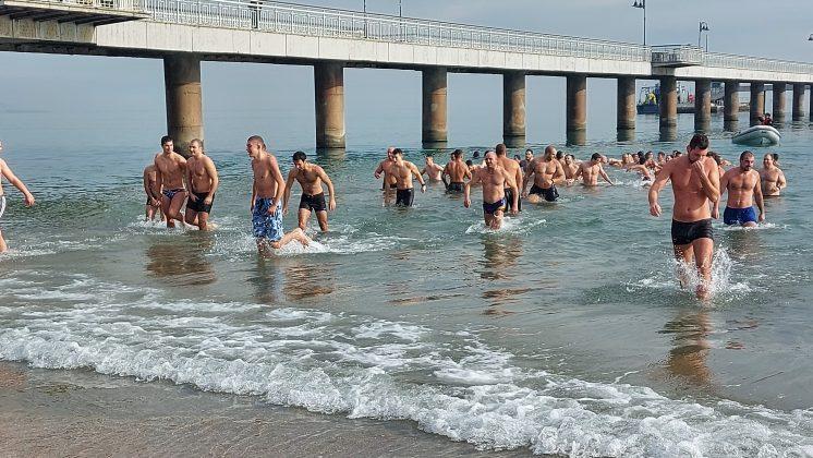 18-годишният ученик Иван Гайтанов спаси Светия кръст в Бургас