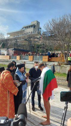 18-годишният ученик Иван Гайтанов спаси Светия кръст в Бургас