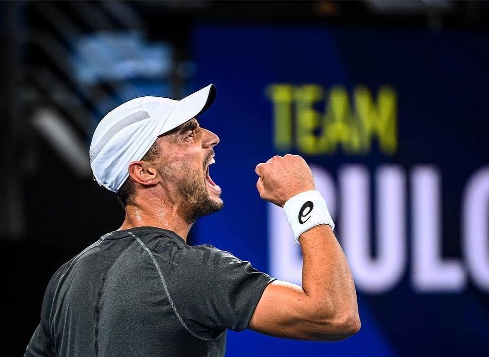 отпадна в първия кръг на турнира по тенис на твърди