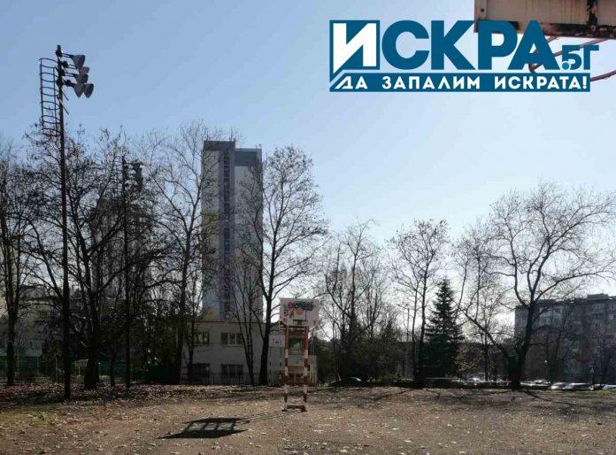Дворът на НБУ 'Михаил Лъкатник' в Бургас