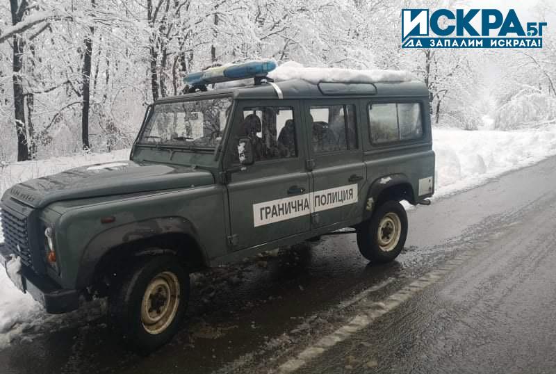 Трима мъже които са най вероятно чужденци преминали нелегално у нас