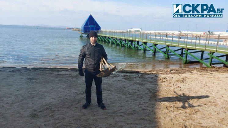 Граждани почистват плажа край Росенец