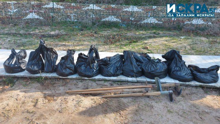 Граждани почистват плажа край Росенец