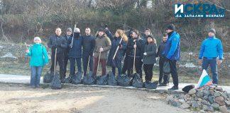 Граждани почистват плажа край Росенец