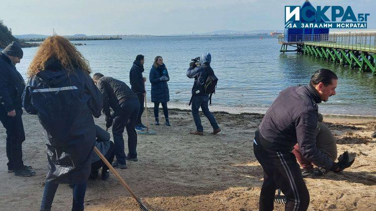 Граждани почистват плажа край Росенец