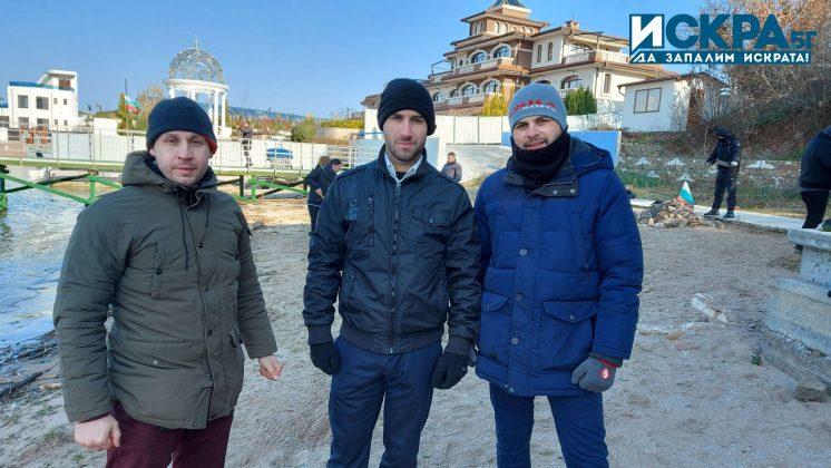 Граждани почистват плажа край Росенец