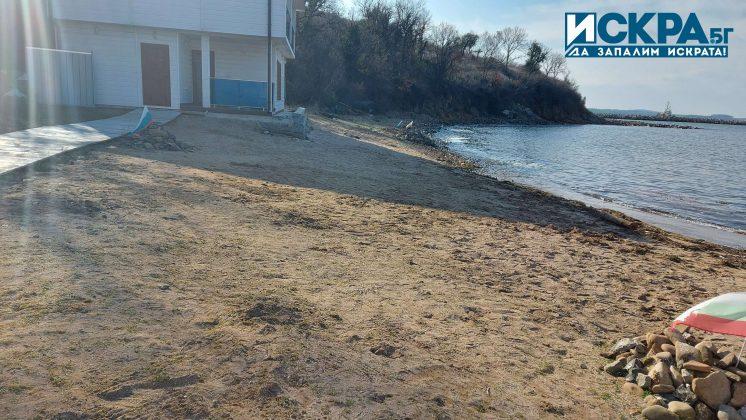 Граждани почистват плажа край Росенец