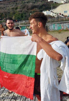 18-годишният ученик Иван Гайтанов спаси Светия кръст в Бургас