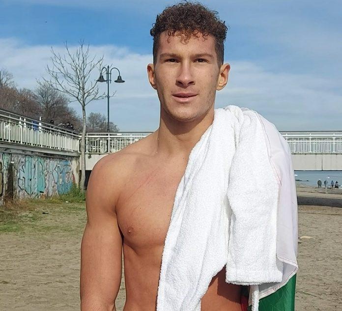 18-годишният ученик Иван Гайтанов спаси Светия кръст в Бургас