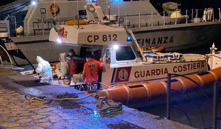 Италианската брегова охрана откри труп на кит